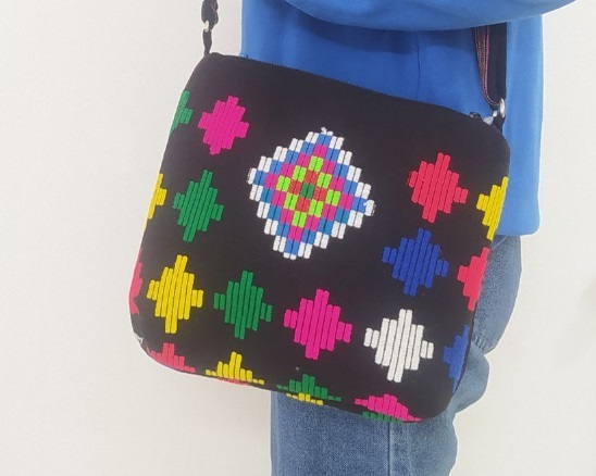 تصویر 3 از کیف گلیمی زنانه با طراحی الهام گرفته از هویت بومی و فرم کاربردی